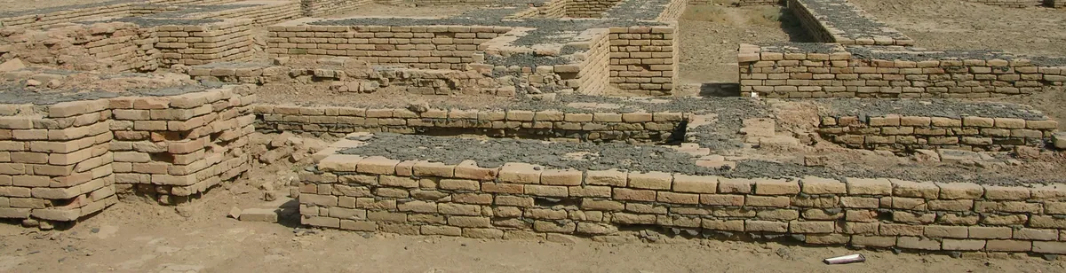 Ur — archaeological / architectural site
